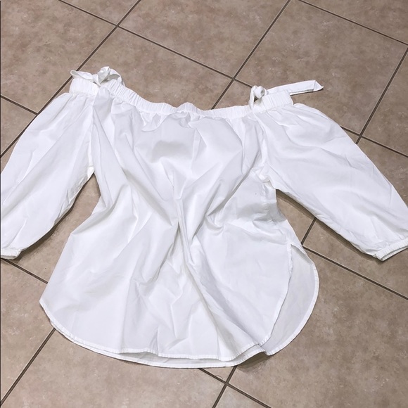 GAP Tops - GAP NWOT off shoulder